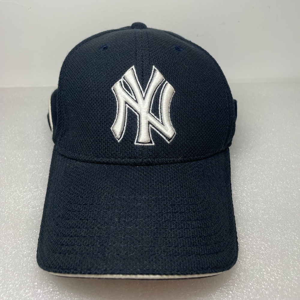 New York Yankees Hat Cap Fitted - Black & White, MLB, New Era 39THIRTY